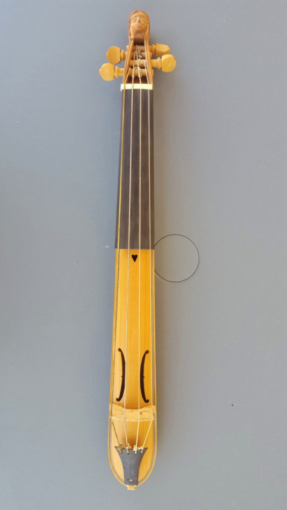 Pochette, type de violon utilisé par les maîtres à danser entre le XVIIe et le XIXe siècle